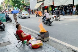 Người dân hóa vàng trên phố Hàng Đào. (Ảnh: Tuấn Đức/TTXVN)