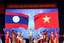 Một tiết mục văn nghệ trong Chương trình giao lưu “Thắm tình hữu nghị Việt Nam-Lào,” tổ chức tại Thành phố Hồ Chí Minh . (Ảnh: Thu Hương/TTXVN)