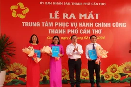 Lãnh đạo Trung tâm phục vụ hành chính công thành phố Cần Thơ ra mắt tại buổi lễ. (Ảnh: Ngọc Thiện/TTXVN)