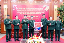 Đại tướng Lương Cường thăm và chúc tết tại Quân khu 2. (Ảnh: Đào An/TTXVN)