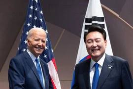 Tổng thống Yoon Suk Yeol (phải) và người đồng cấp Mỹ Joe Biden bắt tay trong hội nghị thượng đỉnh của Tổ chức Hiệp ước Bắc Đại Tây Dương (NATO) tại Washington, ngày 11/7. (Nguồn: Yonhap)