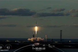 Tên lửa đẩy SpaceX Falcon 9 mang theo vệ tinh do thám quân sự của Hàn Quốc rời bệ phóng tại Trung tâm vũ trụ Kennedy, bang Florida, Mỹ, ngày 7/4 vừa qua. (Ảnh: Yonhap/TTXVN)