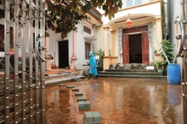 Nhân viên y tế phun khử khuẩn tại xóm Bến Vôi, xã Cấn Hữu, huyện Quốc Oai, thành phố Hà Nội sau khi nước rút. (Ảnh: Minh Quyết/TTXVN)