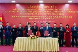 Lãnh đạo tỉnh Lào Cai và châu Hồng Hà chứng kiến các cơ quan chính quyền, đoàn thể, doanh nghiệp hai bên ký kết các biên bản thỏa thuận và ghi nhớ hợp tác. (Ảnh: Hương Thu/TTXVN)