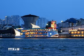 Du thuyền trên sông Sài Gòn. (Nguồn: TTXVN)