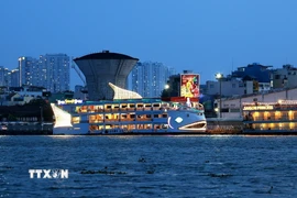 Du thuyền trên sông Sài Gòn. (Nguồn: TTXVN)