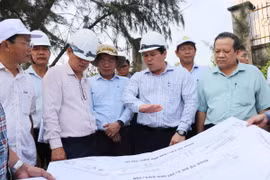 Phó Chủ tịch UBND tỉnh Quảng Ngãi Trần Phước Hiền chỉ đạo gỡ vướng mặt bằng dự án Dự án đường giao thông trục chính nối trung tâm phía Bắc và phía Nam đô thị Vạn Tường. (Ảnh: Phạm Cường/TTXVN)
