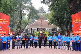 Phó Bí thư Quận ủy, Chủ tịch HĐND Quận Đống Đa Nguyễn Anh Cường trao giấy chứng nhận nhận bồi dưỡng kiến thức về Đảng (Cảm tình Đảng) cho các thanh niên lên đường nhập ngũ năm 2024. (Ảnh: Minh Đức/TTXVN)