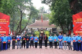 Phó Bí thư Quận ủy, Chủ tịch HĐND Quận Đống Đa Nguyễn Anh Cường trao giấy chứng nhận nhận bồi dưỡng kiến thức về Đảng (Cảm tình Đảng) cho các thanh niên lên đường nhập ngũ năm 2024. (Ảnh: Minh Đức/TTXVN)