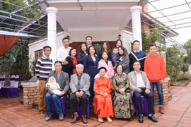 Một gia đình ở Hà Nội với 5 thế hệ. (Ảnh: Vietnam+)