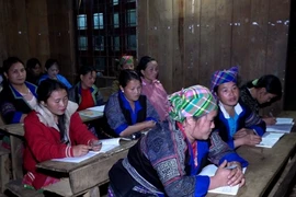 Năm nay, huyện Mù Cang Chải mở 6 lớp xóa mù chữ cho 180 học viên tại các xã vùng cao. (Ảnh: TTXVN phát)