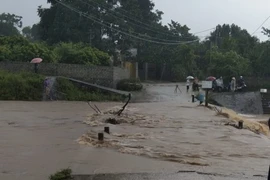 Nước lũ dâng cao tại ngầm tràn Vĩnh Tiến, xã Vĩnh Tiến, huyện Kim Bôi, tỉnh Hòa Bình, gây nguy hiểm cho người dân tham gia giao thông. (Ảnh: TTXVN phát)