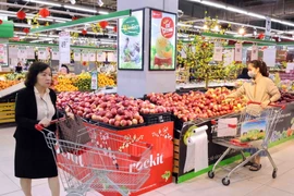 Người dân mua sắm tại siêu thị WinMart Võ Thị Sáu, quận Hai Bà Trưng, Hà Nội. (Ảnh: Trần Việt/TTXVN)