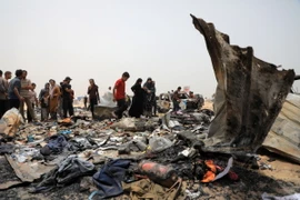 Cảnh tàn phá sau cuộc không kích của Israel xuống khu lều trại dành cho người tị nạn ở Rafah, Dải Gaza, ngày 27/5. (Ảnh: THX/TTXVN)