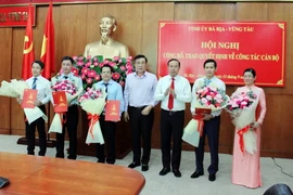 Lãnh đạo tỉnh và các cán bộ, lãnh đạo được bổ nhiệm. (Ảnh: Đoàn Mạnh Dương/TTXVN)