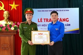 Bí thư Tỉnh đoàn Hà Giang Nguyễn Hải Dương trao Huy hiệu “Tuổi trẻ dũng cảm” của Trung ương Đoàn cho Thượng úy Nguyễn Mạnh Tường. (Ảnh: Hà Linh/TTXVN phát)