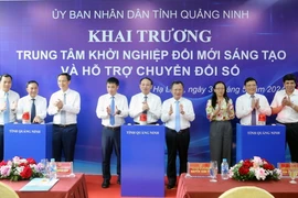 Các đại biểu ấn nút khai trương Trung tâm khởi nghiệp đổi mới sáng tạo và hỗ trợ chuyển đổi số. (Ảnh: Văn Đức/TTXVN)