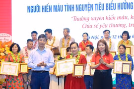 Các cá nhân hiến máu tình nguyện nhiều lần tiêu biểu được tôn vinh. (Ảnh: Thanh Tùng/TTXVN)