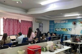 Khu vực tầng 6 tòa nhà có 01 phòng không biển hiệu, có dán dòng chữ “Không phận sự miễn vào,” bên trong các nhân viên đang thực hiện tư vấn, quảng cáo các dịch vụ khám bệnh, chữa bệnh cho dân trên các trang mạng xã hội. (Nguồn: Sở Y tế TP Hồ Chí Minh)