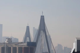 Khói mù bao trùm thành phố cảng Sydney của Australia. (Ảnh: AFP/TTXVN)