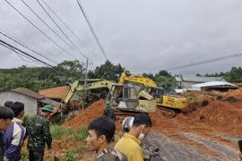 Lực lượng chức năng cùng thiết bị cơ giới triển khai công tác cứu hộ, giải tỏa hiện trường sạt lở tiếp tục xảy ra trên Quốc lộ 27, đoạn qua địa bàn xã Đạ K’Nàng, huyện Đam Rông, tỉnh Lâm Đồng. (Ảnh: TTXVN phát)