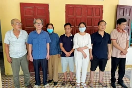 Các đối tượng liên quan đến hành vi đánh bạc. (Ảnh: TTXVN phát)
