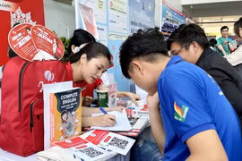 Thanh niên, sinh viên học sinh tìm kiếm việc làm tại Ngày hội tuyển dụng việc làm năm 2024. (Ảnh: Thanh Vũ/TTXVN)