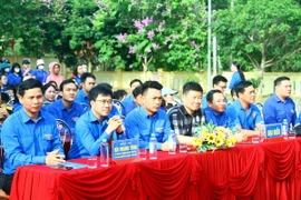 Các đại biểu Tỉnh đoàn Quảng Bình và Cụm hoạt động số 3-Đoàn khối Các cơ quan Trung ương tham dự Lễ ra quân. (Ảnh: Tá Chuyên/TTXVN)