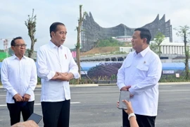 Tổng thống đắc cử Prabowo Subianto (phải) và Tổng thống Joko Widodo (giữa) ở trước Cung điện Garuda mới hoàn thành tại thủ đô mới Nusantara ngày 12/8. (Nguồn: thejakartapost)