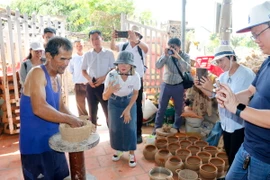 Tìm hiểu cách làm gốm thủ công tại làng nghề gốm Bình Đức của người Chăm tại huyện Bắc Bình, tỉnh Bình Thuận. (Ảnh: Nguyễn Thanh/TTXVN)