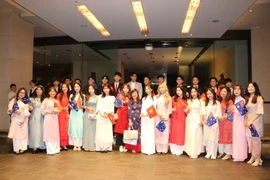 Bà Đặng Thùy Chi (đứng thứ 9 từ trái sang), đại diện Đại sứ quán Việt Nam tại Australia, cùng các bạn sinh viên Việt Nam tại Australia hân hoan chào đón Thủ tướng Phạm Minh Chính và phái đoàn Việt Nam đến thăm chính thức Australia. (Ảnh: TTXVN)