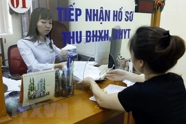 Tiếp nhận hồ sơ giải quyết chế độ bảo hiểm xã hội. (Ảnh: PV/Vietnam+)