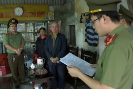 Cơ quan An ninh Điều tra Công an tỉnh Thái Bình đọc lệnh bắt tạm giam đối với Phạm Văn Yên. (Ảnh: TTXVN phát)