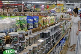 Khách hàng chọn mua hàng trong hệ thống siêu thị bán lẻ. (Ảnh: Trần Việt/TTXVN)
