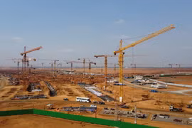 Cần cẩu tháp phục vụ thi công nhà ga sân bay Long Thành. (Ảnh: Công Phong/TTXVN)