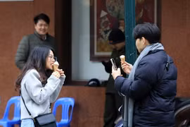Cái lạnh mùa đông dường như không ngăn được thú ăn kem của nhiều bạn trẻ. (Ảnh: Tuấn Anh/TTXVN)