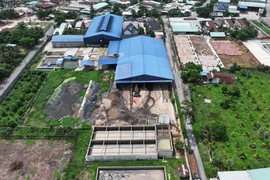 Nhà máy sản xuất tinh bột sắn thuộc Công ty TNHH Tân Thúy hoạt động trái phép, tiềm ẩn nguy cơ ô nhiễm môi trường. (Ảnh: Minh Phú/TTXVN)
