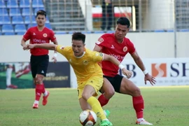 Pha tranh bóng quyết liệt giữa cầu thủ hai đội. (Ảnh: Trần Lê Lâm/TTXVN)
