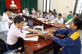 Các hộ nghèo, đối tượng chính sách vay vốn tại điểm giao dịch xã Canh Tân, huyện Hưng Hà, tỉnh Thái Bình. (Ảnh: Thế Duyệt/TTXVN)