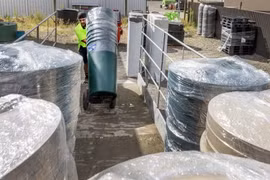 Vận chuyển những thùng 200lít đựng nước từ Feilding đến Wellington. (Nguồn: Stuff)