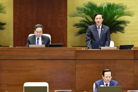 Phó Chủ tịch Quốc hội Nguyễn Khắc Định điều hành phiên họp thảo luận về dự thảo Luật Bảo hiểm xã hội-sửa đổi. (Ảnh: Minh Đức/TTXVN)