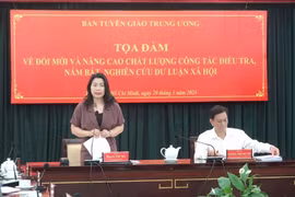Bà Phạm Thu Hà, Viện trưởng Viện Dư luận xã hội, Ban Tuyên giáo Trung ương phát biểu tại tọa đàm. (Ảnh: Anh Tuấn/TTXVN)