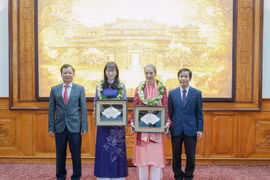 Trao tặng danh hiệu Công dân danh dự tỉnh Thừa Thiên-Huế cho cho bà Andrea Teufel và bà Kazuyo Watanabe. (Ảnh: Mai Trang/TTXVN)