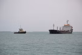 Tàu thuyền di chuyển tại cảng Saleef, ngoài khơi tỉnh Hodeida, Yemen, phía Tây Biển Đỏ. (Ảnh: AFP/TTXVN)