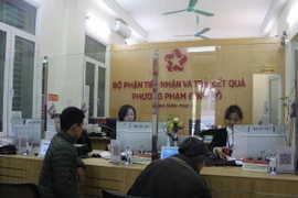 Bộ phận một cửa tại UBND phường Phạm Đình Hổ. (Ảnh: Nguyễn Thắng/TTXVN)