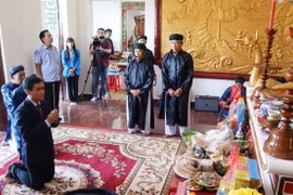 Ông Nguyễn Thanh Hải, Tổng Giám đốc Công ty Yến sào Khánh Hòa thắp hương tế lễ các vị tiền bối ngành nghề yến sào. (Ảnh: Đặng Tuấn/TTXVN)