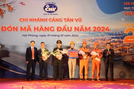 Ban Lãnh đạo Cảng Hải Phòng tặng quà các tổ, đội sản xuất. (Ảnh: Hoàng Ngọc/TTXVN)