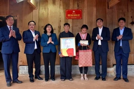 Bí thư Trung ương Đảng, Trưởng ban Dân vận Trung ương Bùi Thị Minh Hoài cùng lãnh đạo tỉnh Điện Biên thực hiện nghi thức gắn biển nhà đại đoàn kết cho gia đình ông Cứ Nhìa Sùng. (Nguồn: báo Điện biên Phủ)