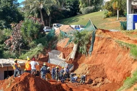 Bốn công nhân xây dựng bị thiệt mạng sau khi một bờ kè bị sập tại một công trường xây dựng vào buổi sáng ở thị trấn duyên hải Ballito của Nam Phi. (Nguồn: witness.co.za)
