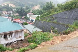 Trung tâm Y tế huyện Trạm Tấu bị sạt taluy dương, làm thiệt hại 1 lò đốt rác, 1 phần nhà kho, khối lượng đất đá ước tính 2.000m3. (Ảnh: TTXVN phát)